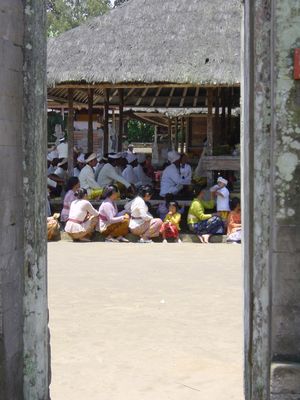 People worshipping at Pura Ulun Danu
