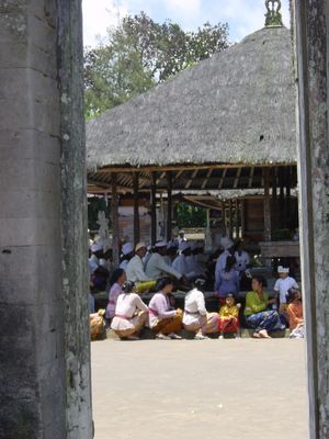 People worshipping at Pura Ulun Danu
