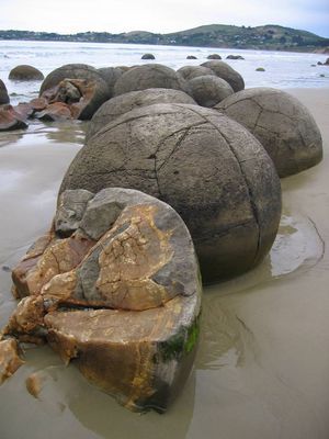 Moeraki boulders, NZ
Shows the internal structure of the broken one.
