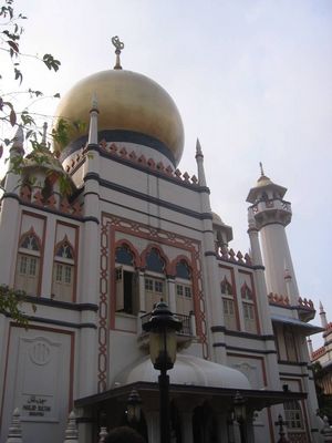 The mosque at the end of Bussorah Street, near Sleepy Sam's guesthouse
